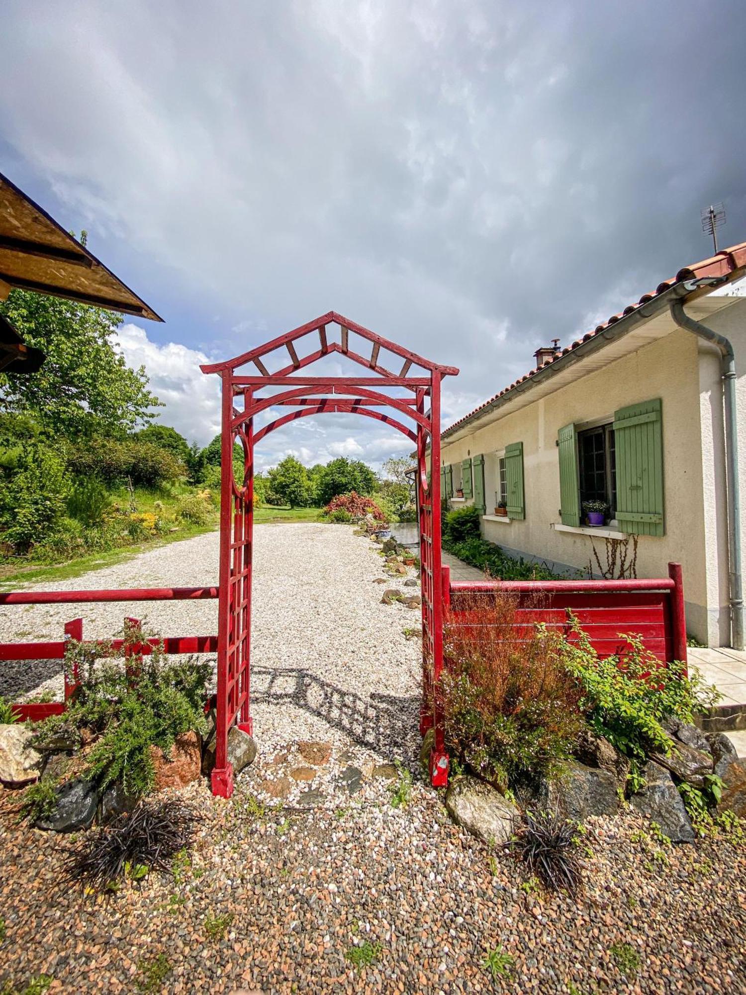 Ryokan Lankana Exideuil-sur-Vienne Bagian luar foto